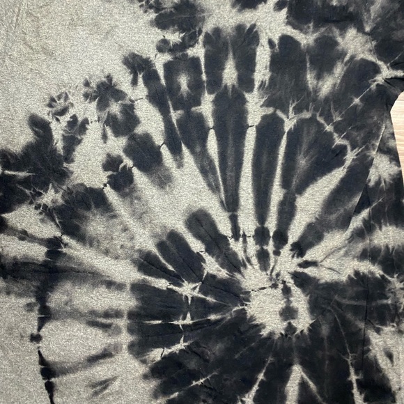 Kiss Reverse Dye Tee - Picture 7 of 7